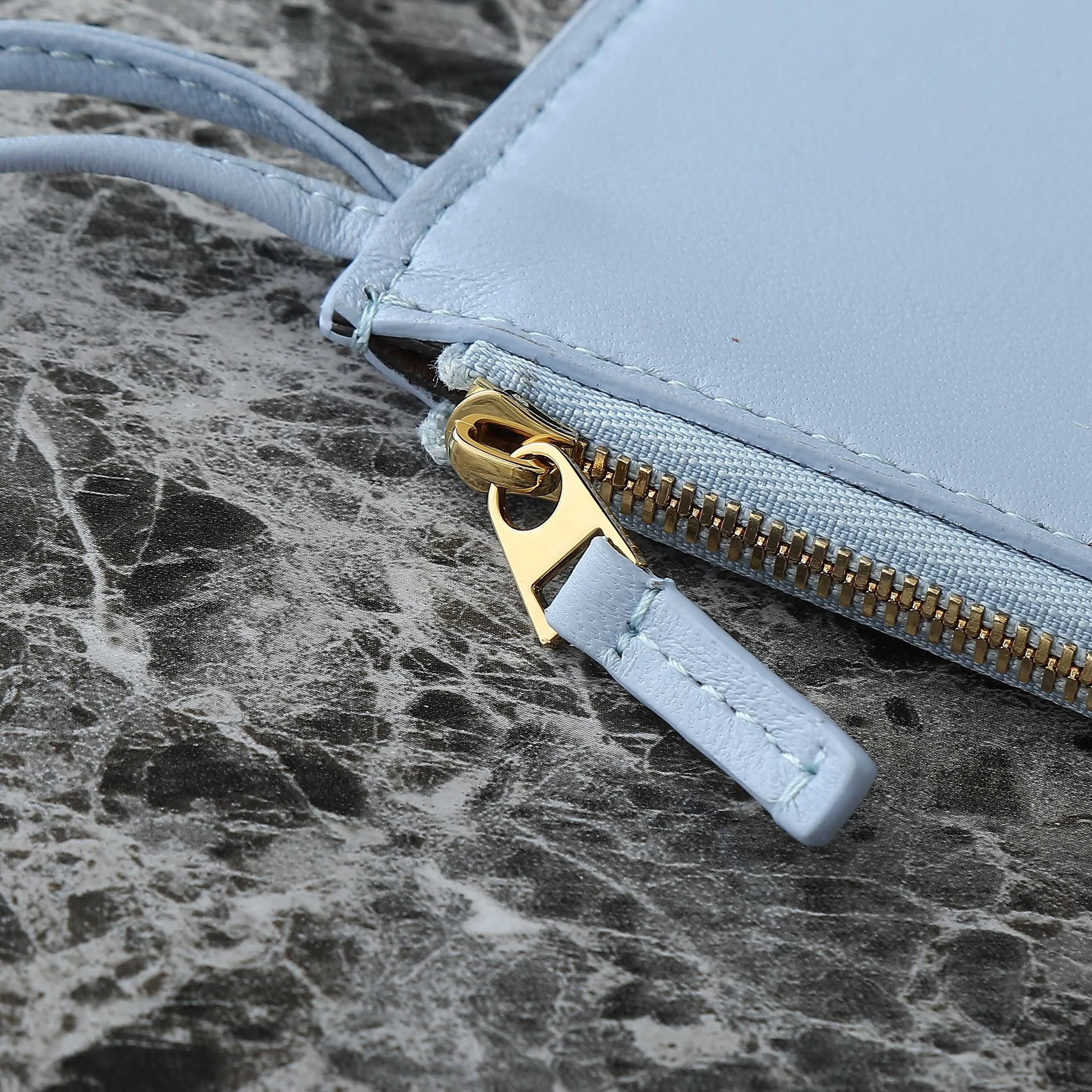 Batch 1660 BV25 spring and summer new product Mini pinacoteca two-tone surface. The weaving process is also super exquisite. Every texture is delicate and clear, and you can see the full ingenuity. 👜The bag uses 1 cm leather strips, which are purely hand-woven, highlighting the brand's craftsmanship. The inside is flipped to reveal a smooth suede lining that can be used on both sides, taking into account both fashion and practicality. 	 The small size can be worn on one shoulder or across the body, making it super versatile for daily commuting! 	 💕Fashionable ladies who like BV, come to me to get the same style~ ​Model number: 819004 ​Size: 24*15*12cm